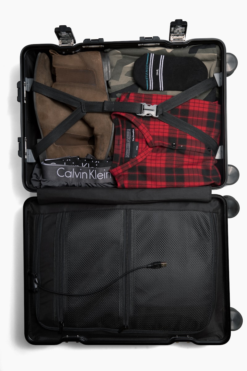 Offener Koffer beim Packen