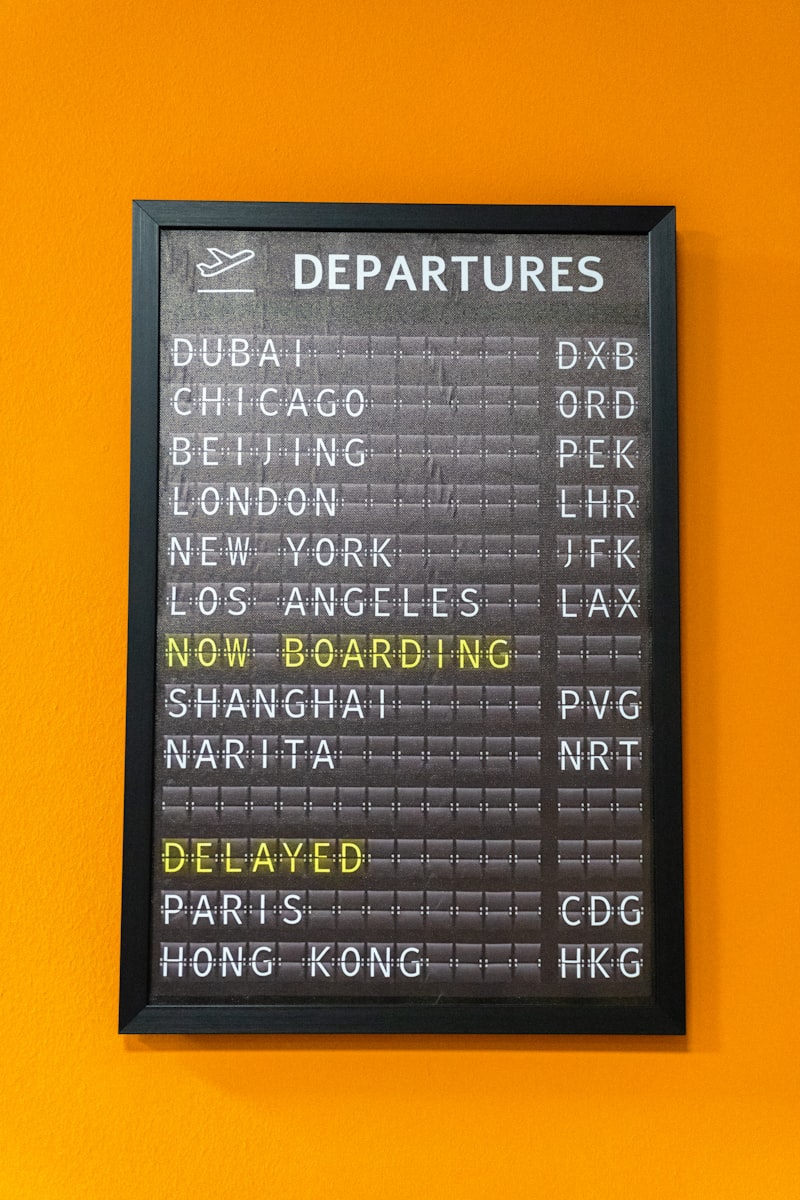 Anzeigetafel mit Fluginformationen am Flughafen